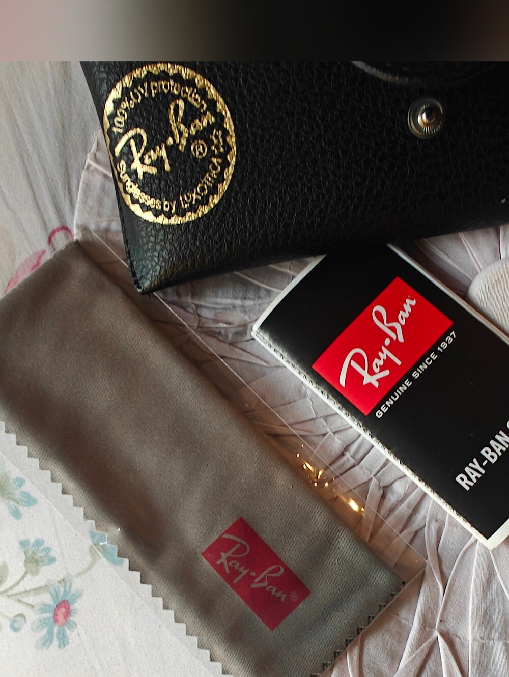 Ray-Ban sunglasses Case New Pebbled Black Leather With Wipe